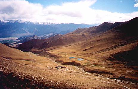 From here it's "only" 14 km farther to Khardung La.