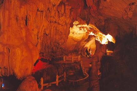 In the early 19th century, villagers used this cave as a bunker when defending themselves against Yunnanese marauders.