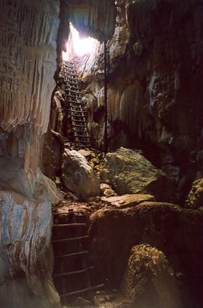 The steep scramble of a trail to this cave separates the men/women from the boys/girls!