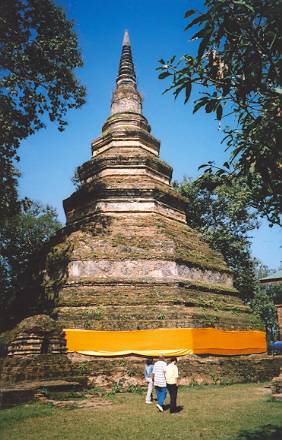 The chedi dates between the 12th and 14th centuries.