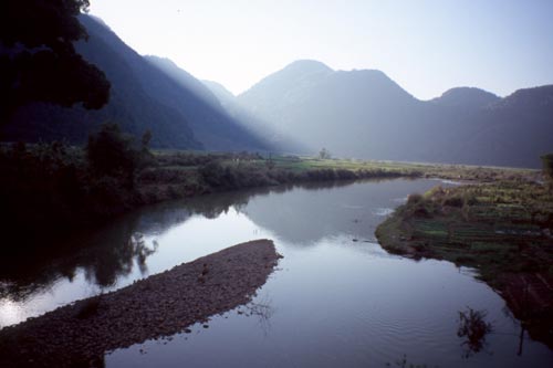 a tributary of the Mekong; south of Mengxing
