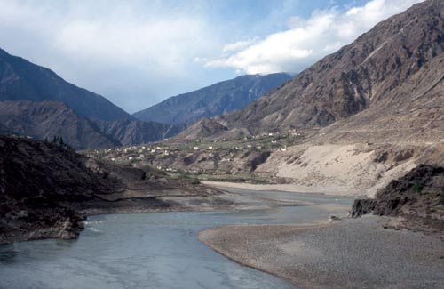 Yunnan Province lies to the left of the river, Sichuan Province on the right.