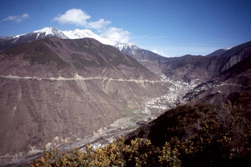 Although largely a Chinese town, Deqin sees many Tibetans as well.