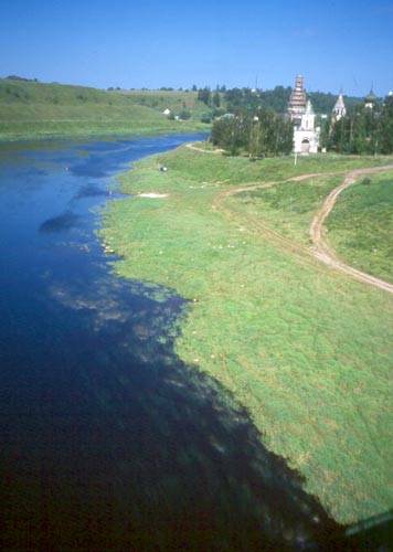 The Volga flows 3,686 km (2,290 miles) from this region to the Caspian Sea.